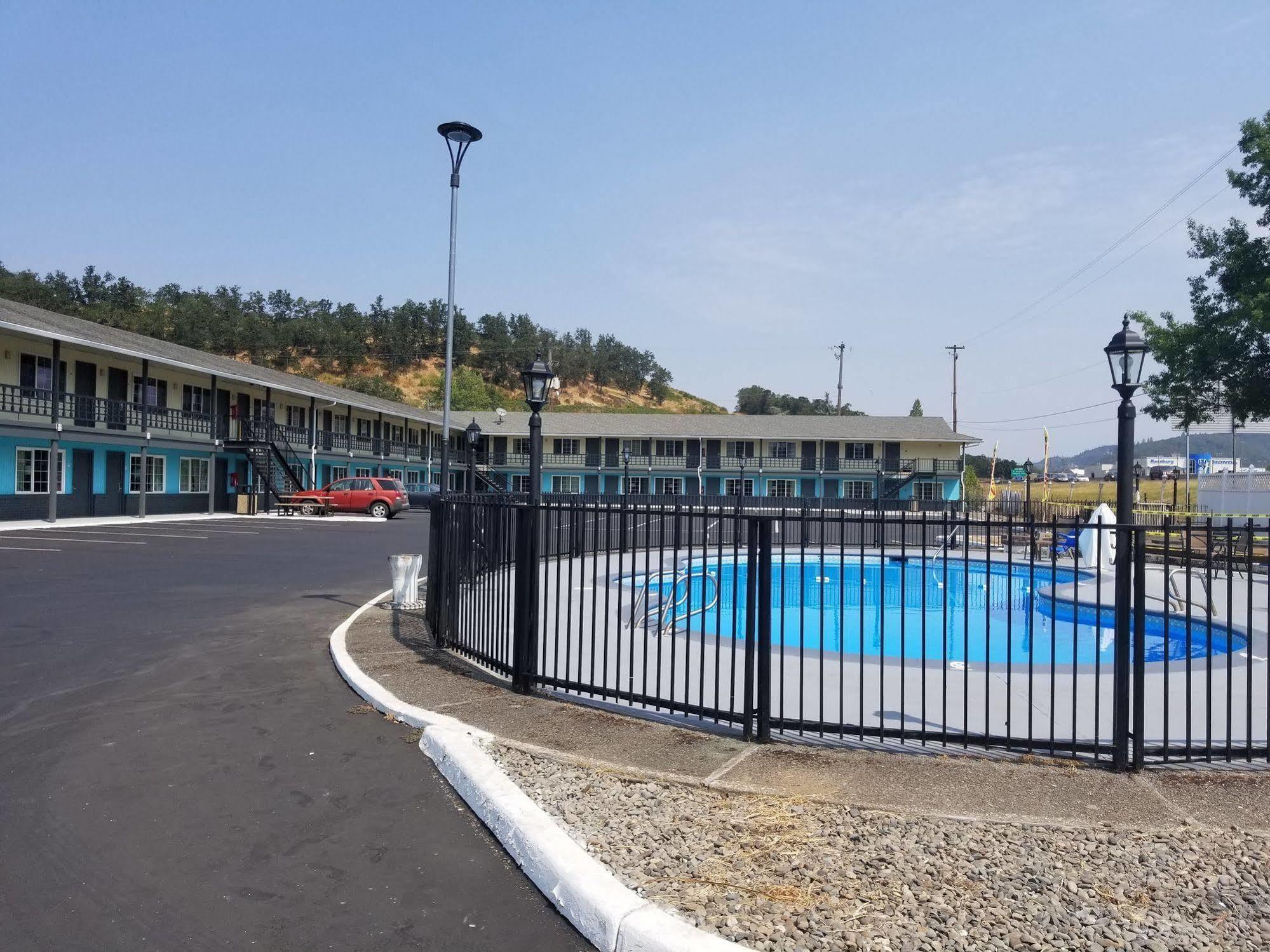 Rosewood Inn & Suites ローズバーグ エクステリア 写真
